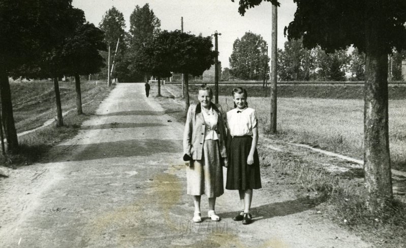 KKE 4448.jpg - droga prowadząca nad jez. Krzywe, niedaleko wodociągów, na zdjęciu Marianna i Danuta Giedrojć.